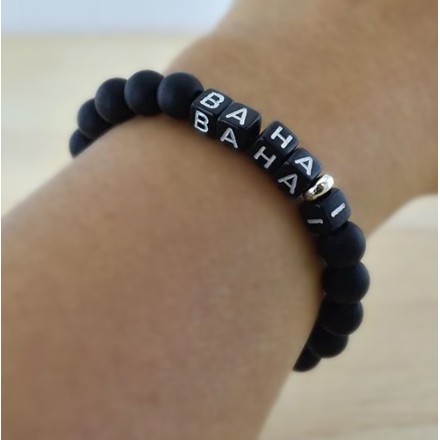 Bracelet mot 'BAHAI' perles noires mates